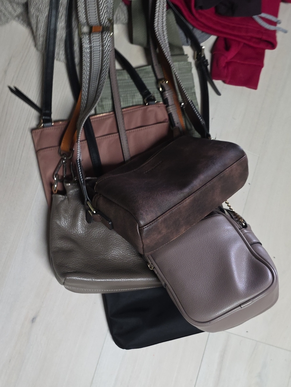Unlisted purses & bags